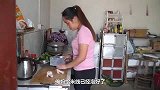 燕子做红烧鸡腿米线，一人吃上一大碗，再配个大鸡腿，吃过瘾了