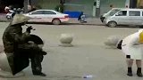 姑娘为了验证公园铜人是真是假，放鞭炮吓铜人，太逗了！