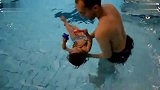 [育儿]老爸教小萝莉Kaja练习游泳