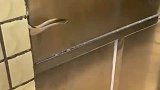 男生上课看其他书籍，被老师抓现行