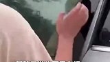 车上人员被困车中，伤势严重，家住附近的护士紧急营救