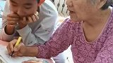 黑龙江双鸭山：80岁奶奶给11岁孙子辅导作业，细心且专业