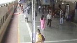 印度：一老人摔倒后被行驶的火车拖入车底，幸得铁路警察救助