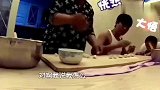 甜馨指挥乃爸包饺子，一口东北话，这语言天赋真是没谁了！