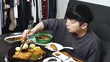 韩思聪吃牛大肠，满嘴流油太香了，还要配带冰碴子肉汤，真猛