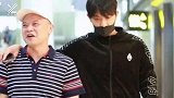 黄子韬爸爸追悼会场面伤感 爷爷被家人搀扶，悲痛送儿子最后一程