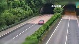 豪车新手司机过隧道，初遇险情手足无措，苦了后车司机猛踩刹车