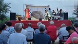 农村戏班子免费献唱，“一家人欢天喜地把我来请”，个个听入迷了