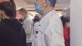 5月7日，辽宁本溪一男子偶遇医院副院长排队挂号。网友：对律己行为表示尊敬。