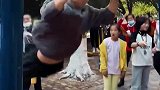 小伙公园花式健身看呆路人，动作行云流水一气呵成