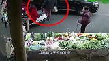 女子骑车去买菜，身后男子悄悄动手，监控拍下不耻画面！