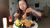 大婶吃炸鸡块，鸡皮炸得好脆，吃得过瘾