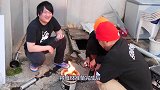 日本小哥活烤河豚吃，一口下去，口水直流！