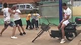 小伙投篮落地一脚，大哥二手车轱辘瓢了