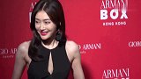 秦岚在农村赶集穿着接地气，举止豪爽毫无偶像包袱！