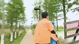 小岳岳假装身上有勋章，慢悠悠的走，竟忽悠住了黄磊