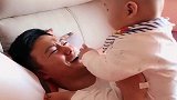 爸爸一假装晕倒，8个月大儿子就这样对他，看完不许笑！