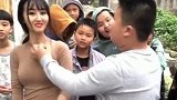美女把小孩惹怒了，这可怎么办？