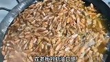 聪明的老板把别人不要的虾头收回来做成食用油届中的劳斯莱斯