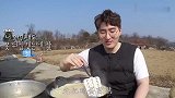 农村小伙在家做石锅拌饭，大口吃的超过瘾，真是向往的生活！