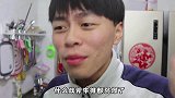 100块钱买整个小牛腿，撒上超多辣椒烤着吃，大口吃肉过瘾