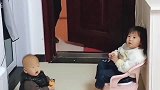 女儿和儿子都坐门口，爸爸一进门的反应亮了，小情人就是不一样