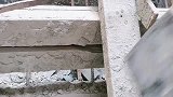工人师傅见多识广，想出这样的办法加固楼梯踏步，真是太聪明了！