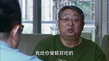 美女见家里来了客人，没想到竟是老同学，2人开心聊起王芳的事