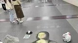男子在地铁画出蒙娜丽莎，因病行动不便，每天靠画画为生