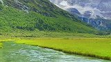“后来还是我一个人来了稻城亚丁，一个人爬了雪山，一个人看了牛