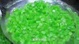 往豆角里打入几个鸡蛋上锅炒一下，出锅后就是家人都爱吃的下饭菜