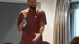 吉鲁作为里尔新人献唱一首 引得哄堂大笑