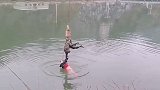 湖北一女子疑跳河漂浮水面 丈夫绑吊车钩上下水“捞人”