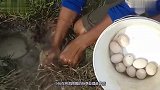 小伙稻田里发现洞口，敲了两颗鸭蛋进去后，鱼儿纷纷钻了出来