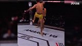 标志性飞膝+连续组合拳KO对手 桑托斯的实力不容小觑