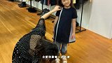 陈冠希带5岁女儿到店里购物，一排衣服随便买，妻子跪地量尺寸