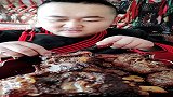 刚炖好的牛排，蒙古大哥拿小刀切着吃，没想到还是十二分熟，过瘾