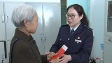 山东青岛：56年前欠5分钱车费，75岁老人包千元红包“还债”