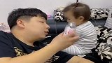 爸爸向宝宝讨要亲亲，没想到宝宝说了这话，真逗！