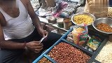 印度街头的现炒坚果，加点重口味配料拌一拌，一份大杂烩就完成