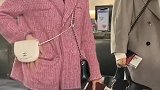 宋茜机场最新穿搭为什么要背两个包包