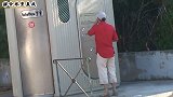 爆笑恶作剧：用保鲜膜裹住厕所门，路人被困在里面出不来