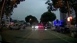 交警眼皮底下还敢逆行,开宝马难道就能豪横吗