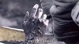 藏在巨石后面的烈士遗骨，75年后被发现，依然保持着作战的姿势