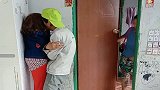感觉老婆最近对我太冷淡了，今天来试探试探她，可怎么走那么快！