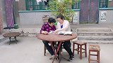 霞姐临走前陪老妈聊天，农家小院充满了满满的回忆，母女情深