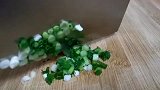 胡萝卜里打2个鸡蛋，没想到这么好吃，上桌就扫光
