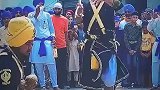 街头卖艺不容易，没钱的捧个人场吧