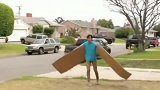 国外小伙用纸箱做的“翅膀”在院子里尝试飞行，最后结果叫人无语