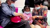 爷孙三人在地铁上做游戏